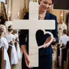 Kirchendekoration Kreuz mit Herz 73 cm