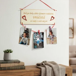 Drevená tabuľka 30x11cm bok po boku vnúčatá + srdiečka typ D 2