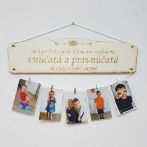 Holztisch neben Enkeln und Urenkeln 55x15cm