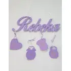 Holzname an der Wand, Farbe violett